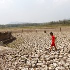 Un niño recorre una zona seca en un embalse, en una fotografía de archivo.