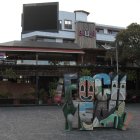 En los locales de la Plaza Foch, en el norte de Quito, no hay ambiente futbolero. Los locales tienen decoración referente a Hallowen.Ciertos bares, restaurantes y centros de diversión continuan cerrados en la Plaza Foch. 09 de septiembre del 2020. HENRY LAPO Agencia (ag-extra ag-expreso ag-quito)