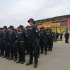 Los policías se encolumnaron en los exteriores del estadio Monumental.
