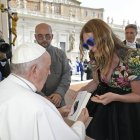 Una de las transexuales que acude a la plaza de San Pedro, donde el papa las saluda tras la audiencia. /EFE