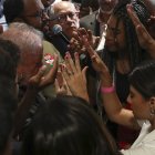 El expresidente y candidato Luiz Inácio Lula da Silva mientras recibe una oración de sus seguidores, en Sao Paulo (Brasil). EFE/Sebastião Moreira