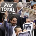 Fotografía de archivo, tomada el pasado 20 de julio, en la que se registró al senador colombiano Iván Cepeda (i), mientras sostiene un cartel que dice "Paz Total", durante la instalación del nuevo Congreso Nacional, en Bogotá (Colombia). EFE/Carlos Ortega