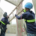 Labor.- Dos personas realizan un trabajo