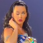Katy Perry pierde el control de uno de sus parpados en un concierto