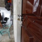 Daño. La puerta de una casa vecina a la Penitenciaría, con orificio de bala.