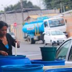 Problema. En Durán aún se abastecen de agua con la ayuda de tanqueros.
