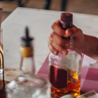 Referencial. Según un comunicado del Ministerio, en total se reportaron 25 casos de ingesta de alcohol adulterado.