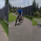 El hombre que ataca al perro argumentaba que lo hacía porque este habría agredido al suyo