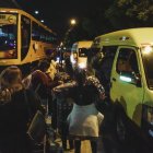 Migrantes venezolanos se embarcan en furgonetas para trasladarse a albergues provisionales.