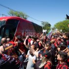 Aficionados del Atlético Paranaense acompañan a los jugadores previo a su viaje a Guayaquil para disputar la final de la Copa Libertadores ante Flamengo, hoy, en el Aeropuerto Internacional Afonso Pena, en São José dos Pinhais (Brasil).