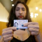 Fotografía cedida por Felipe Poga que muestra a Shane Cienfuegos mientras posa para fotografías, después de recibir su cédula de identidad que le reconoce como una persona trans no binaria, en Santiago (Chile).
