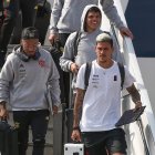 Pedro (frente) de Flamengo desciende con sus compañeros de un avión hoy, a su llegada al aeropuerto Internacional en Guayaquil (Ecuador).