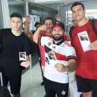 EN EL CENTRO COMERCIAL ALABAN BBORJA EN LA PUERTA NUMERO 2 SE ENTREGARON LAS ENTRADAS PARA LO QUE ES LA FINAL DE COPALIBERTADORES 25 DE OCTUBRE DEL 2022 GUAYAQUIL-ECUADOR