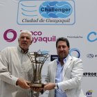 Andrés Gómez (i), director, y Luis Adrián Morejón, con el trofeo.