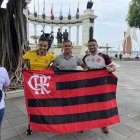 El ecuatoriano Eduardo Guzmán hizo amistad con dos hinchas de Flamengo en el sector de La Rotonda de Guayaquil.J