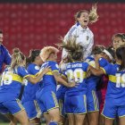 Las jugadoras de Boca celebran al ganar la serie de penaltis ante Deportivo Cali.