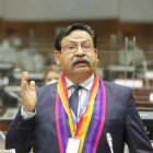 El legislador de Pachakutik, Joel Abad, dice que se defenderá de las acusaciones de querer cobrar diezmos.