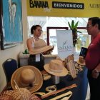 Artesanías. Los sombreros realizados con la fibra de banano, en uno de los stands que atraen a los visitantes.