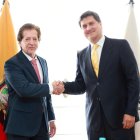 El presidente del directorio, Alfredo Ortega (i) y el gerente del Biess, Carlos Julio Arosemena (d).