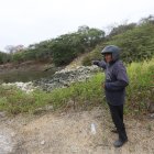 Guayaquil. Fidel Villao señala el lugar donde fue encontrado el cuerpo sin vida de un hombre en una zona apartada, aledaña a la vía a la costa.