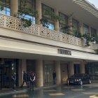 El hotel ha recuperado su esplendor a más de dos años después de ser golpeado por la explosión que desoló la capital libanesa.