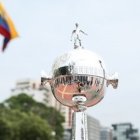 La copa que se disputará entre Atlético Paranaense y el Flamengo en la Final de la CONMEBOL Libertadores
