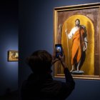 Un visitante toma una foto de la pintura "Santiago el Mayor", que forma parte de la exposición "El Greco" en el Museo de Bellas Artes de Budapest, que este viernes abre sus puertas.