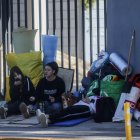 Un grupo de personas esperan para ingresar hoy, al estadio Monumental de River Plate donde actuará la banda británica Coldplay, en Buenos Aires (Argentina).