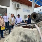 Visita. Bolívar Guzmán, gerente del BEDE, junto al alcalde Dalton Narváez durante la visita en Chobo.