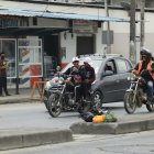 Es común ver a dos personas en moto y sin casco circulando por las calles de Guayaquil.