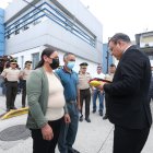 Escenario. Los padres de Verónica Songor recibieron el reconocimiento póstumo de su hija durante su velatorio.
