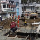 Los obreros volvieron a trabajar en la obra de manera apresurada