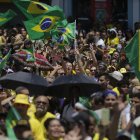 Centenas de personas se concentran en un pasadizo para acompañar el presidente brasileño Jair Bolsonaro en un acto de campaña presidencial, hoy en la ciudad de Sao Joao de Meriti, en Río de Janeiro (Brasil). EFE/Antonio Lacerda