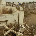 Desorden. En el camposanto hay lomas de tierra, maleza, cemento partido y ramas secas por doquier.