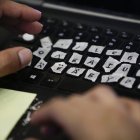 Chivio Mémbora un Wounaan de 54 años trabaja en el desarrollo del proyecto "Comarca" el 27 de octubre de 2022, en el Laboratorio de Innovación Ciudadana en Ciudad de Panamá (Panamá).