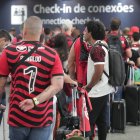 Hinchas de Flamengo esperan sin poder abordar hoy, en el lobby del Aeropuerto Internacional do Galeão, en Río de Janeiro (Brasil).