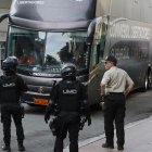 Fotografía de un autobús con los jugadores Flamengo a su llegada al hotel.