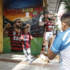 Avenida Barcelona. Los hinchas llegan hasta el cangrejal para sacarse una foto con el monigote y el mural