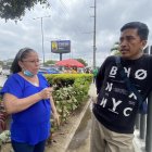 El cuñado Franklin Ruiz y su prima esperaban en los exteriores de la morgue.