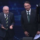 El ex mandatario progresista Luiz Inácio Lula da Silva (i) y el ultra derechista Jair Bolsonaro (d) participan hoy del primer debate presidencial de cara a la segunda vuelta de las elecciones presidenciales de Brasil, en la sede de televisión Bandeirantes en São Paulo (Brasil). EFE/ Sebastião Moreira