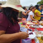 Invitados a comer. Puesta la mesa, se espera que las ‘ánimas’ lleguen a comer. Se colocan los platos preferidos de los difuntos.