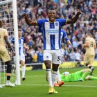 Pervis Estupiñan participó en el tercer gol del Brighton. A pase de Moisés Caicedo, sacó un centro que se desvió y terminó en el fondo del arco contrario