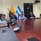 En el ECU 911 se congregan las autoridades para verificar los movimientos de las personas y de las vías en Guayaquil.