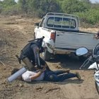 Momento en el que uno de los delincuentes fue capturado en la vía a Engabao.