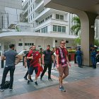 Hinchas del Flamengo caminan por las calles de Guayaquil