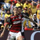 Pedro (i) de Flamengo disputa un balón con Pedro Henrique de Paranaense hoy, la final de la Copa Libertadores entre Flamengo y Athletico Paranaense en el estadio Monumental Isidro Romero en Guayaquil (Ecuador).