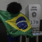Ciudadanos depositan su voto en los colegios electorales, en Río de Janeiro (Brasil)