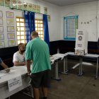 Ciudadanos votan en la segunda ronda de las elecciones presidenciales en Brasilia (Brasil).
