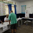 Ciudadanos votan en la segunda ronda de las elecciones presidenciales hoy, en Brasilia (Brasil).