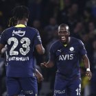 Enner Valencia celebra su gol por la Superliga de Turquía con Batshuayi